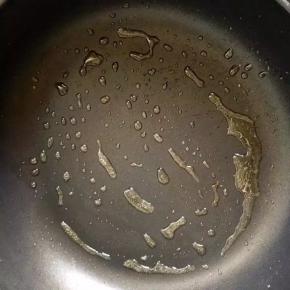 7、	不粘锅中刷一层花生油