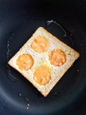 9、	用勺子舀鸡蛋花生酱倒入花孔中