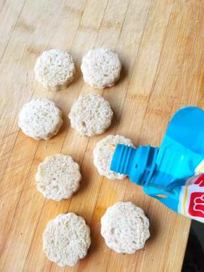 11、翻面烙另一面也凝固即可，另一片土司也同样这样处理