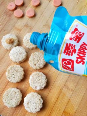 12、将每一个小花片上挤上花生酱