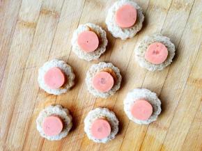 13、将火腿片压在花生酱上