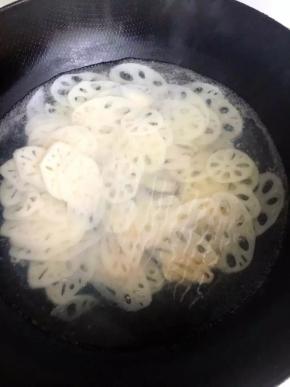 锅中加水烧开后放入藕片汆烫1分钟