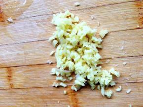 姜洗净去皮切碎末