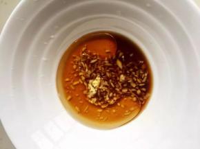 碗中放入姜末，倒入辅料中除葱叶和枸杞外的其它材料