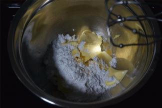 黄油软化后，加入糖粉、细砂糖，搅打均匀。