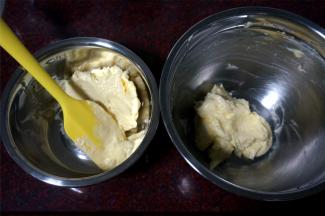 黄油面糊平均分成两份（最好先称量一下总的量，然后平分）。