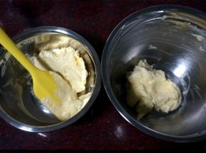 黄油面糊平均分成两份（最好先称量一下总的量，然后平分）。