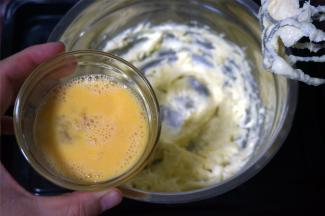 分两次加入全蛋液，每一次都是搅拌融合后再加入下一次。