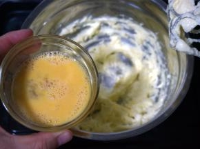 分两次加入全蛋液，每一次都是搅拌融合后再加入下一次。