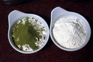 准备低筋粉。一份是100克的纯低筋粉，一份是95克的低筋粉混入5克的青岚抹茶粉。