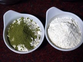 准备低筋粉。一份是100克的纯低筋粉，一份是95克的低筋粉混入5克的青岚抹茶粉。