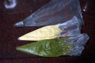将两种面糊分别装入小号裱花袋，稍微压扁，裱花袋剪出一个小口。