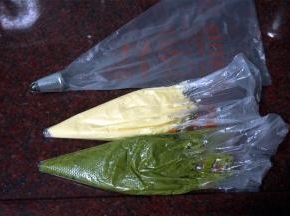 将两种面糊分别装入小号裱花袋，稍微压扁，裱花袋剪出一个小口。
