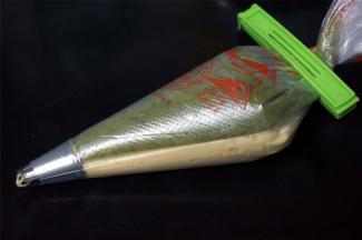 大号裱花袋放入菊花嘴，然后将两个小号裱花袋套装进去，如图。