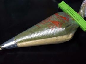 大号裱花袋放入菊花嘴，然后将两个小号裱花袋套装进去，如图。