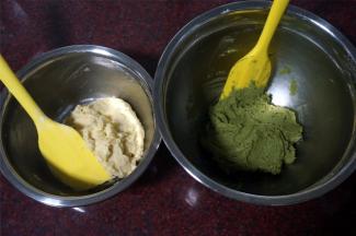 分别筛入面糊，拌至无干粉状态。