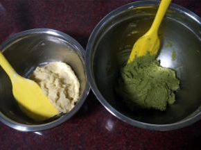 分别筛入面糊，拌至无干粉状态。