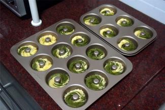 在模具上挤出曲奇饼坯，别挤得太单薄哦。