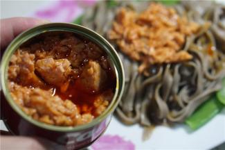 再加入金枪鱼罐头。