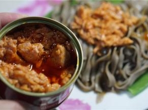 再加入金枪鱼罐头。