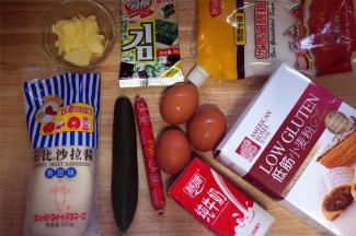 准备食材：美玫低筋粉，鸡蛋，火腿肠，日本小青瓜，甜味色拉酱，黄油，四洲紫菜，细砂糖等。