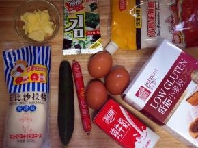 准备食材：美玫低筋粉，鸡蛋，火腿肠，日本小青瓜，甜味色拉酱，黄油，四洲紫菜，细砂糖等。