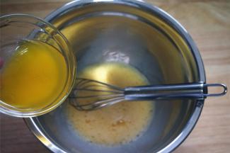 然后加入融化了的黄油，拌均匀。