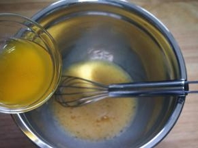 然后加入融化了的黄油，拌均匀。