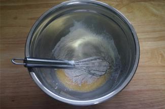 筛入低筋粉，拌至无颗粒状态。