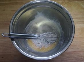 筛入低筋粉，拌至无颗粒状态。