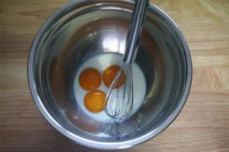将蛋黄，纯牛奶拌均匀。
