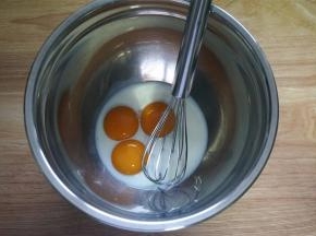 将蛋黄，纯牛奶拌均匀。
