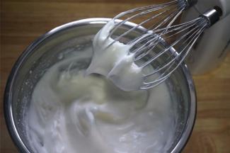 蛋白加入0.5克食盐，分次加入细砂糖，打发至湿性发泡（大湾沟状态）。