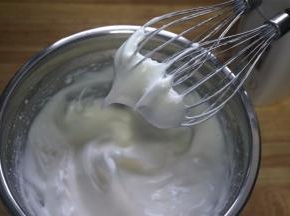 蛋白加入0.5克食盐，分次加入细砂糖，打发至湿性发泡（大湾沟状态）。