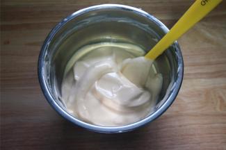 将蛋白糊和蛋黄糊切拌混合。