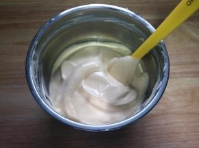 将蛋白糊和蛋黄糊切拌混合。