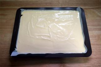 将蛋糕糊倒入，抹平整。