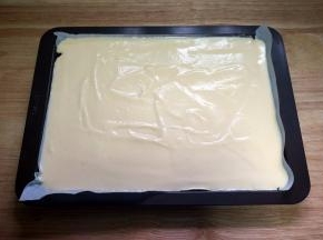 将蛋糕糊倒入，抹平整。