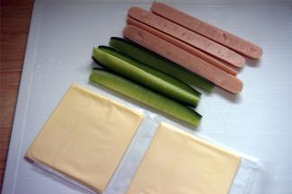 烤蛋糕的时候，准备馅料：火腿肠对半切开，小黄瓜一分为四。