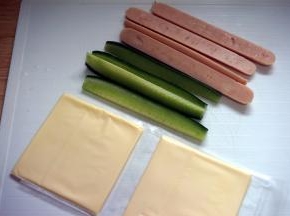 烤蛋糕的时候，准备馅料：火腿肠对半切开，小黄瓜一分为四。