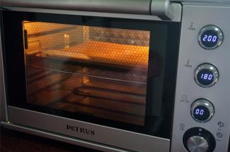 放入烤箱中层180度上下火，15分钟。