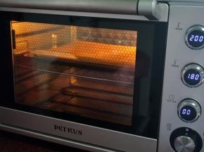 放入烤箱中层180度上下火，15分钟。