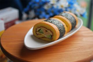 将蛋糕卷平均分成四小块。 配上一杯热豆浆，或咖啡，早餐下午茶皆可。