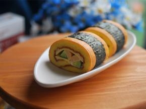 将蛋糕卷平均分成四小块。 配上一杯热豆浆，或咖啡，早餐下午茶皆可。