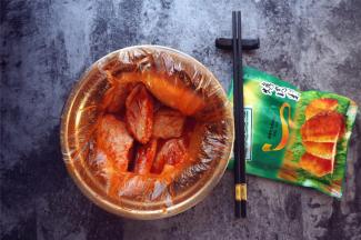 鸡中翅洗净后沥干水，用刀子在正反面各划3刀，加入35克奥尔良烤翅腌料及35克清水，拌均匀。