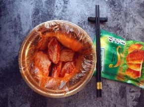 鸡中翅洗净后沥干水，用刀子在正反面各划3刀，加入35克奥尔良烤翅腌料及35克清水，拌均匀。