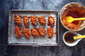 25分钟后，再次刷上腌料汁及蜂蜜，然后放入继续烘烤。