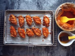 25分钟后，再次刷上腌料汁及蜂蜜，然后放入继续烘烤。