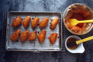 15分钟后，取出，正反面各刷上一层腌料汁及蜂蜜，然后放入继续烘烤。