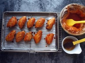 15分钟后，取出，正反面各刷上一层腌料汁及蜂蜜，然后放入继续烘烤。